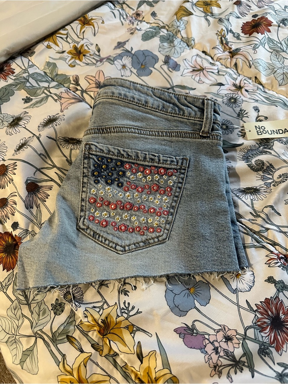 No Boundaries Light Blue Denim short shorts with Embellished USA 🇺🇸 Pocket NWTS